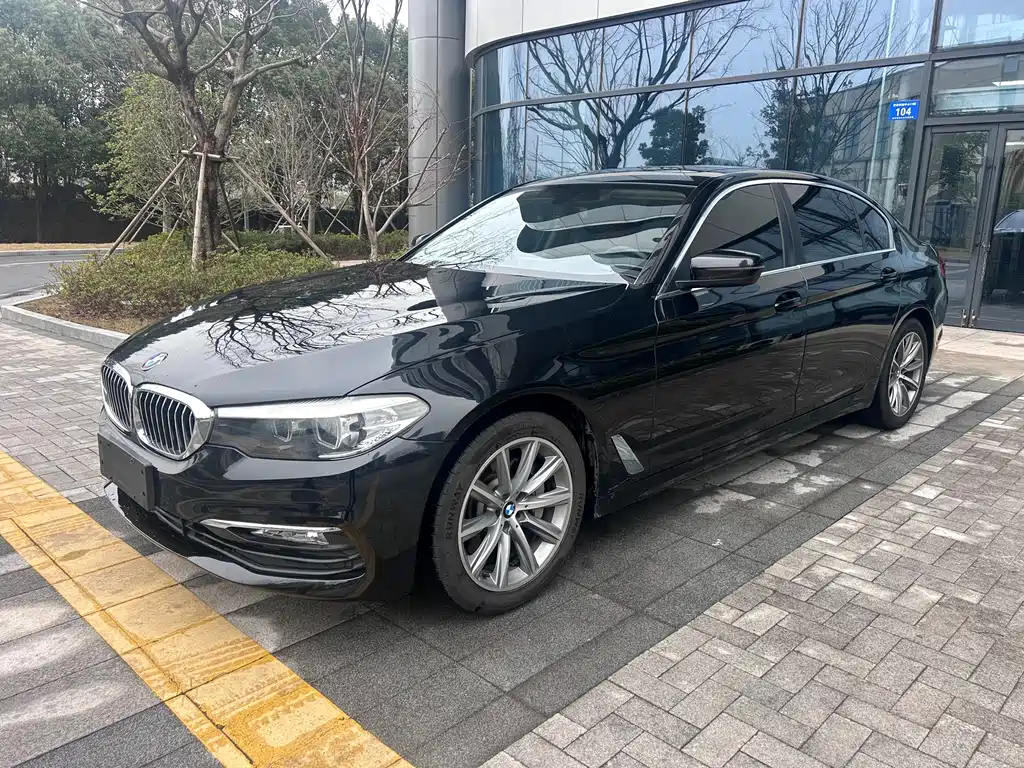BMW 5 Series 2018 — фото 1