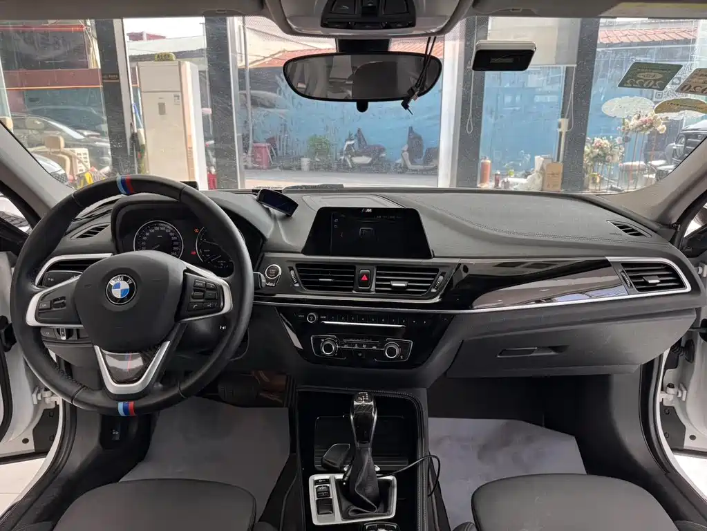 BMW 1 Series 2018 — фото 22