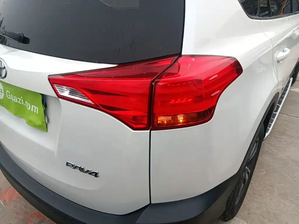 Toyota RAV4 2016 — фото 8