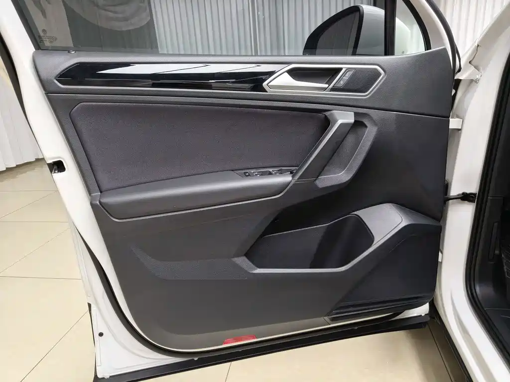 Volkswagen Tiguan L 2022 — фото 17