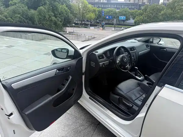 Volkswagen Sagitar 2015