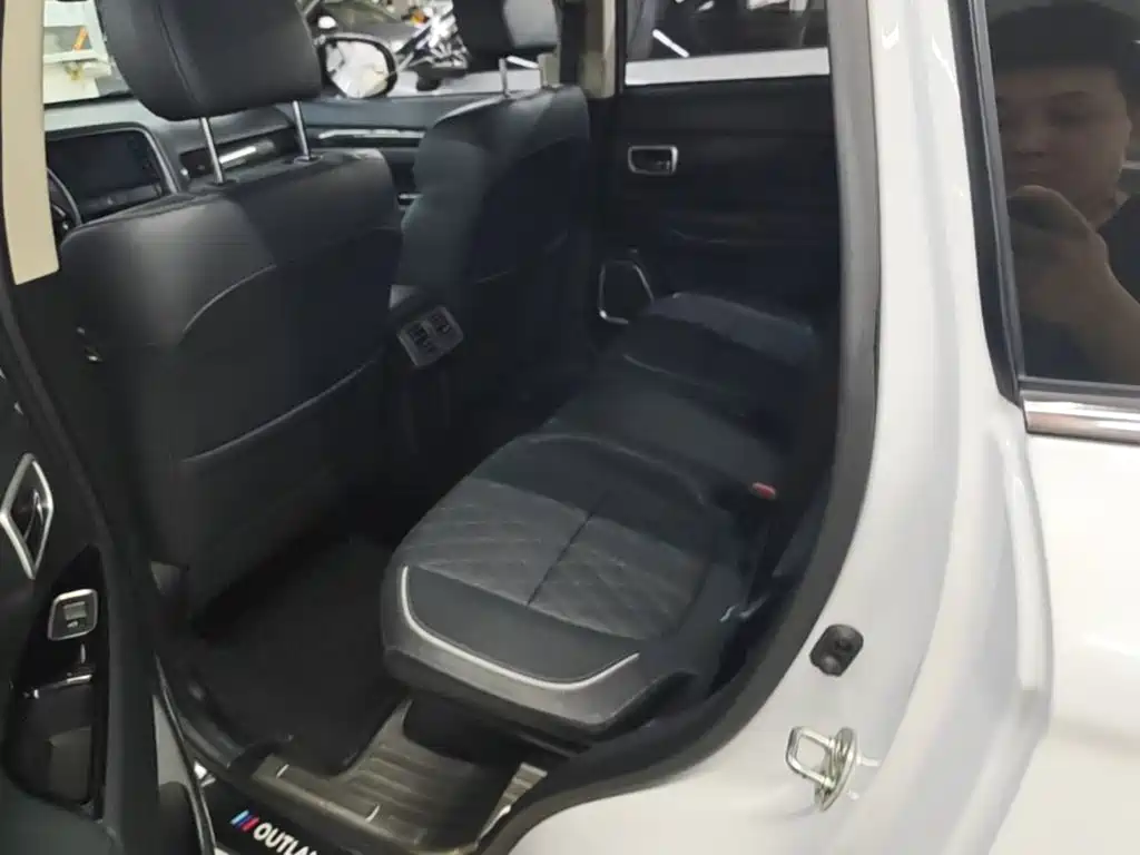 Mitsubishi Outlander 2021 — фото 17