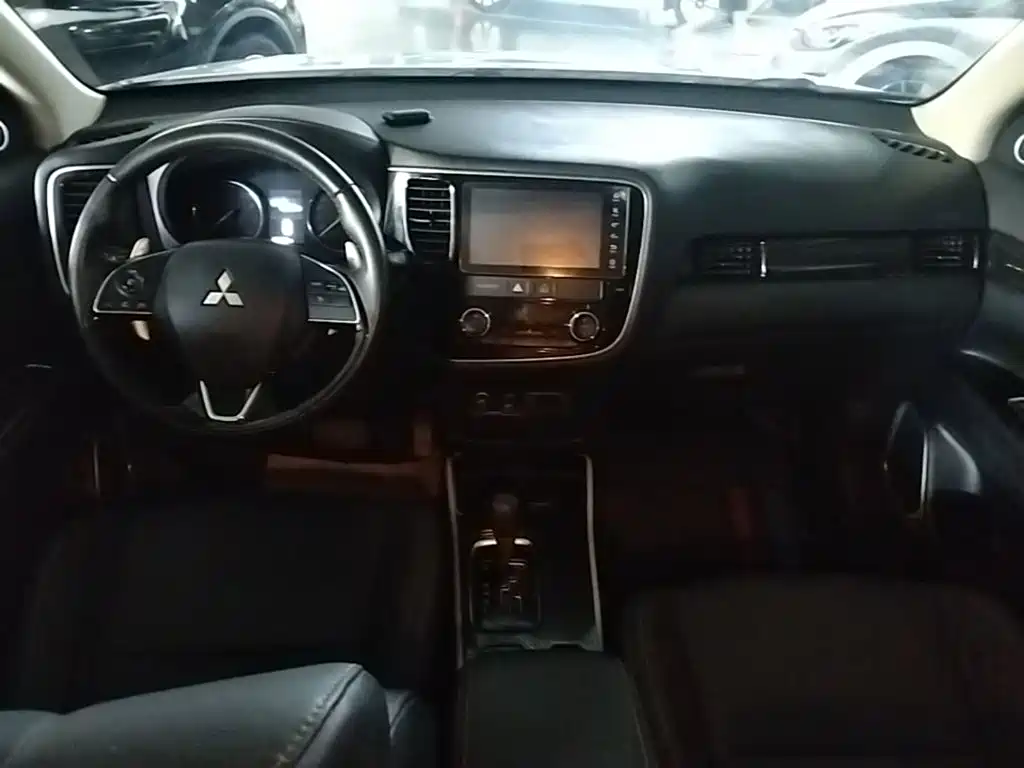 Mitsubishi Outlander 2019 — фото 10