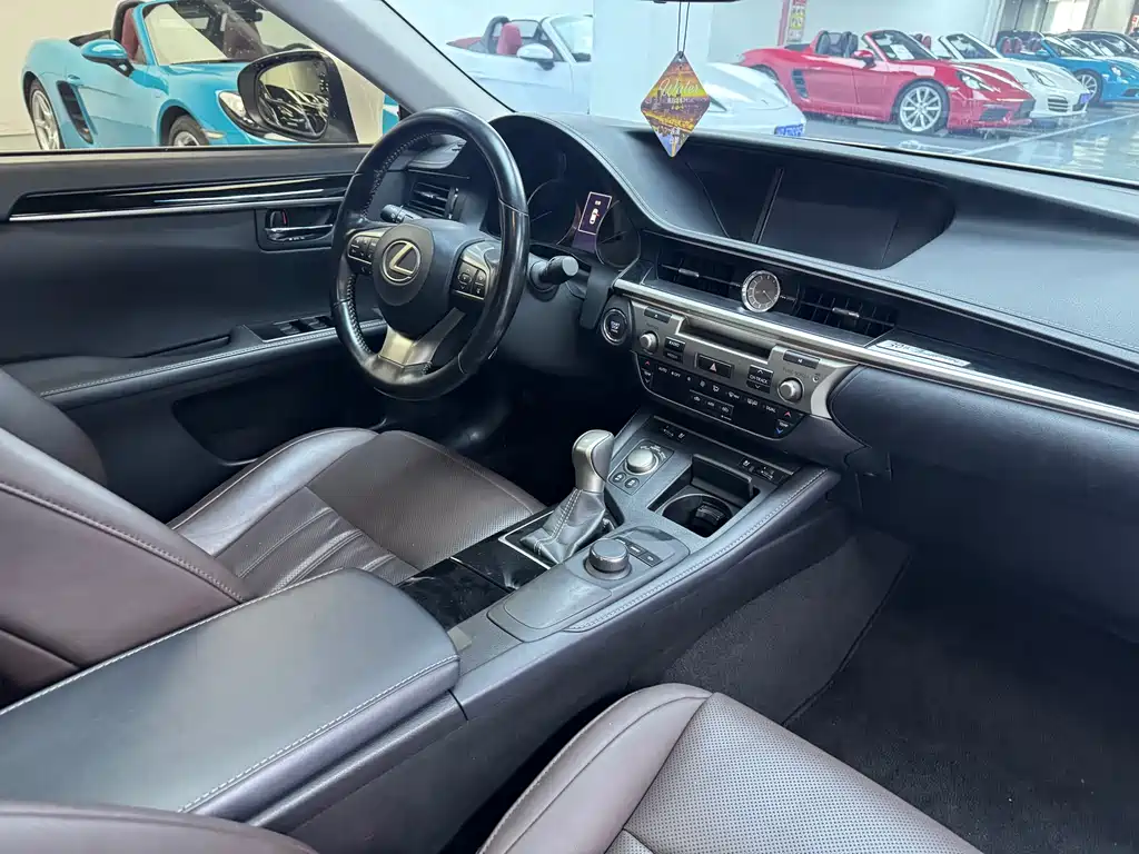 Lexus ES 2018 — фото 19