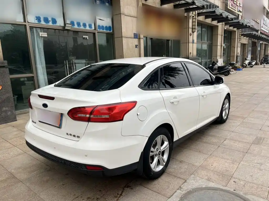 Ford Focus 2016 — фото 18