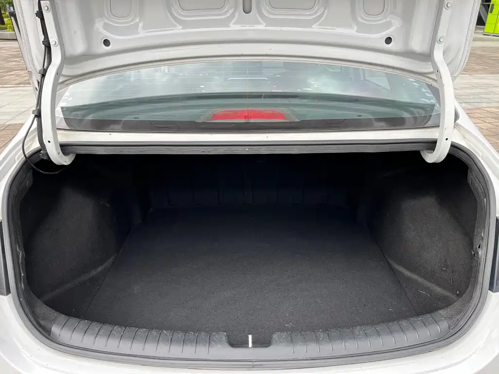 Hyundai Elantra 2017 — фото 19