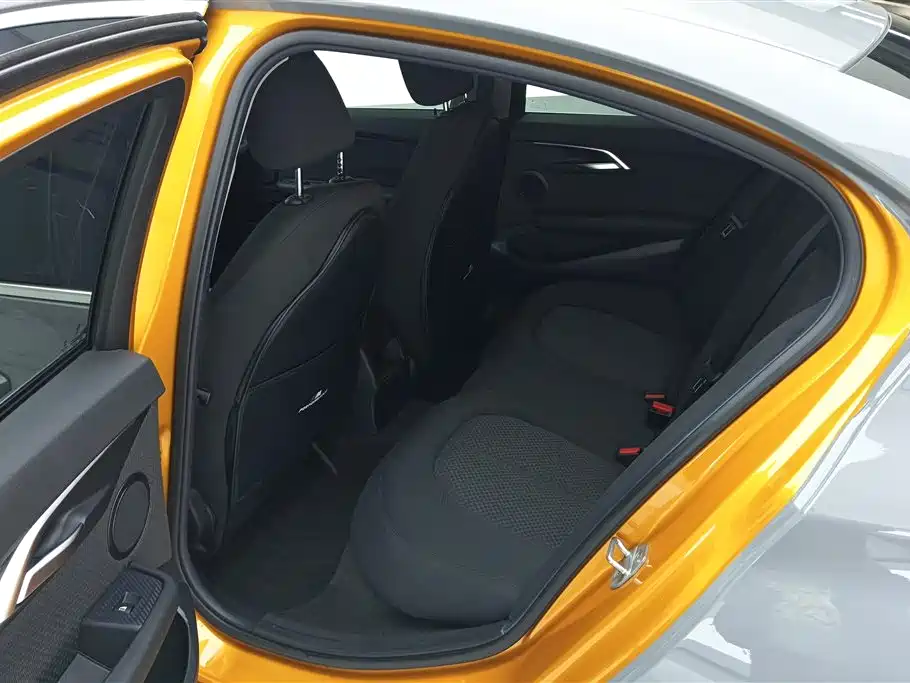 BMW 1 Series 2018 — фото 10