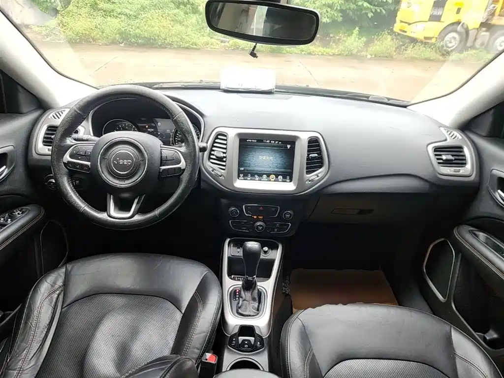 Jeep Compass 2018 — фото 10
