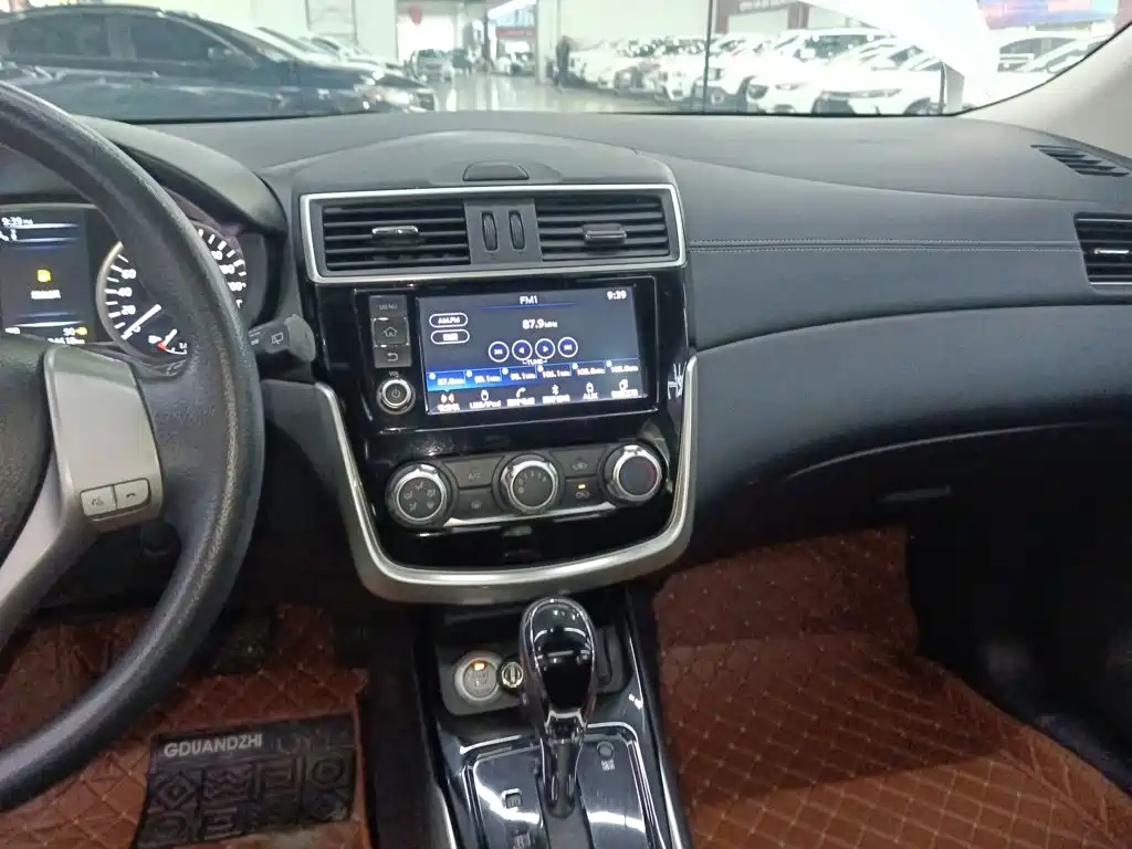 Nissan Tiida 2018 — фото 9