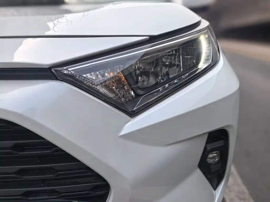 Toyota RAV4 2023 — фото 12