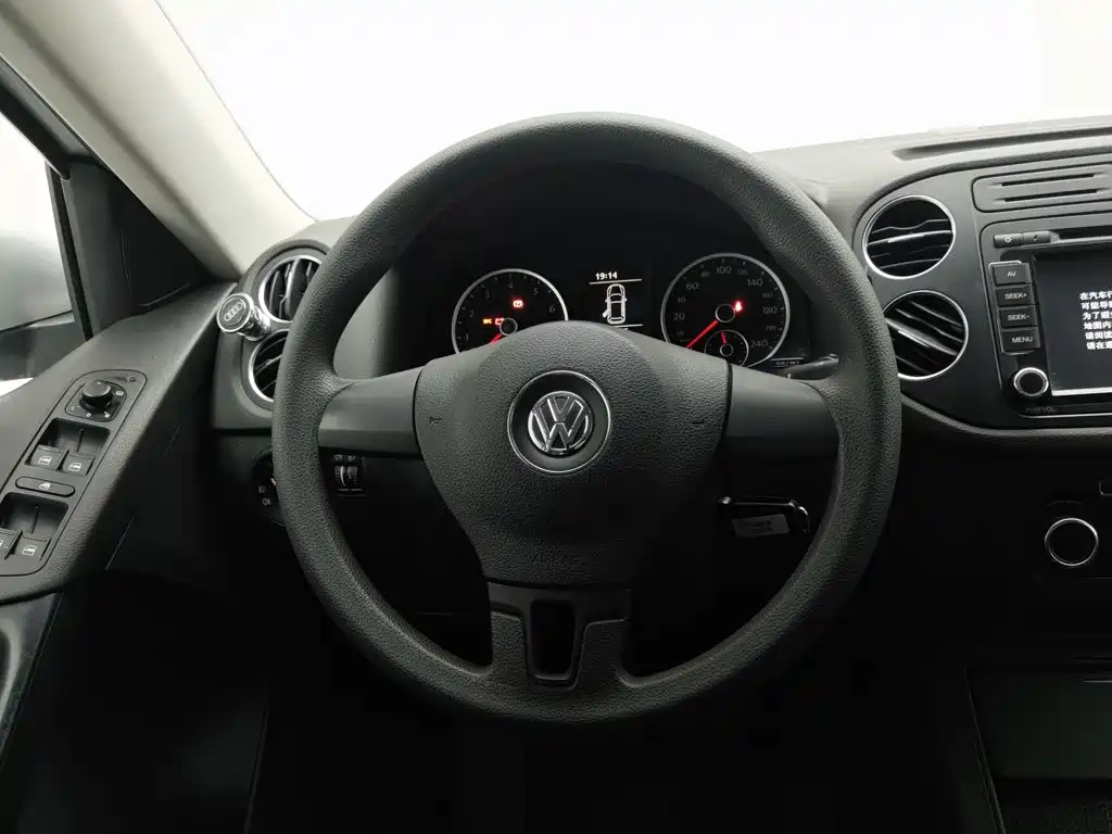 Volkswagen Tiguan 2012 — фото 11