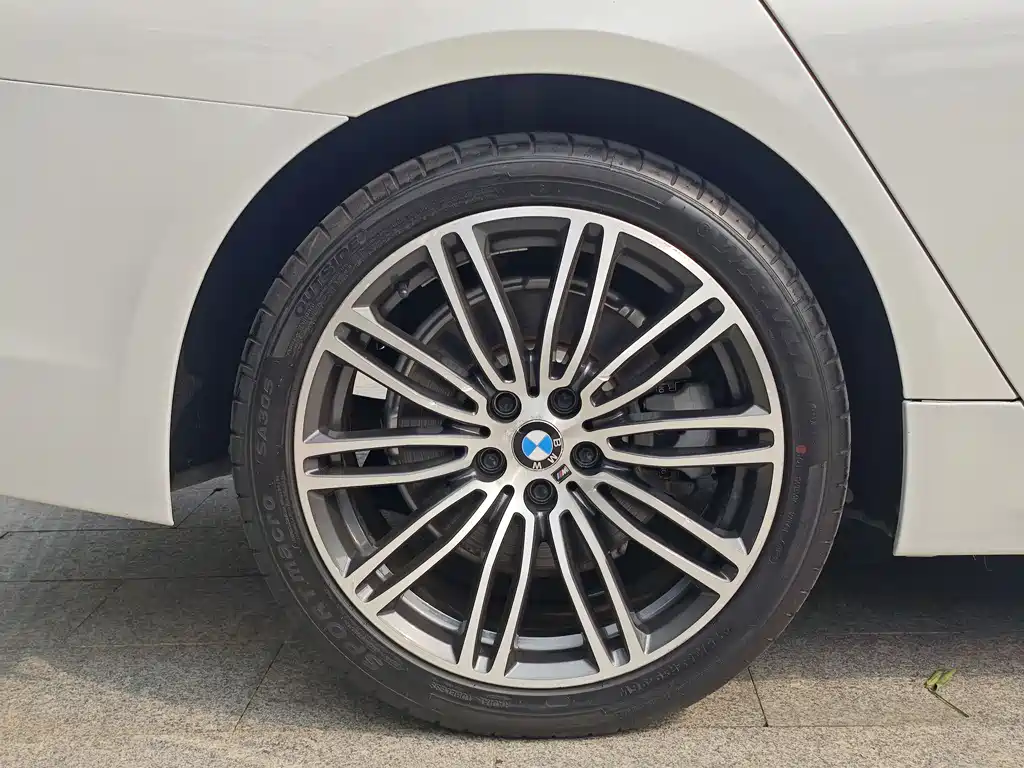 BMW 5 Series 2019 — фото 12