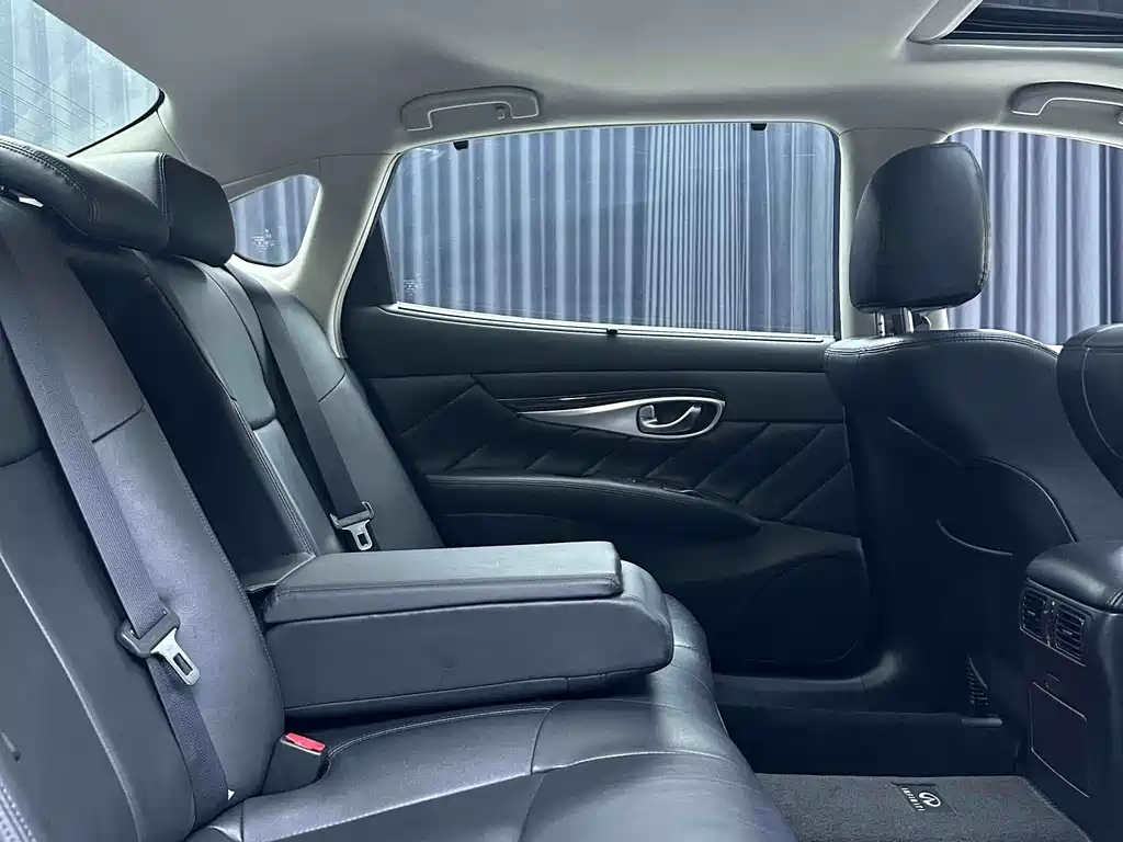 Infiniti Q70 2015 — фото 14
