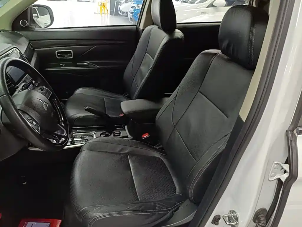 Mitsubishi Outlander 2017 — фото 15