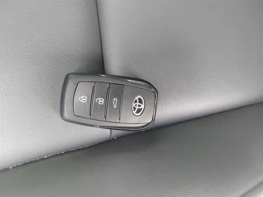 Toyota Camry 2025 — фото 9