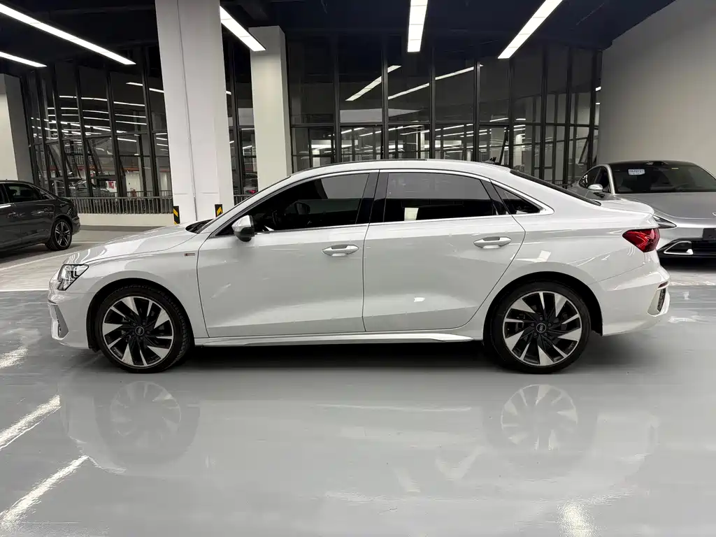 Audi A3 2023 — фото 16