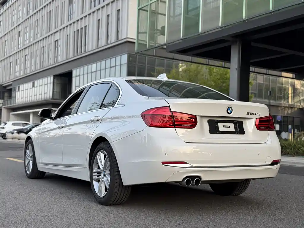 BMW 3 Series 2017 — фото 11