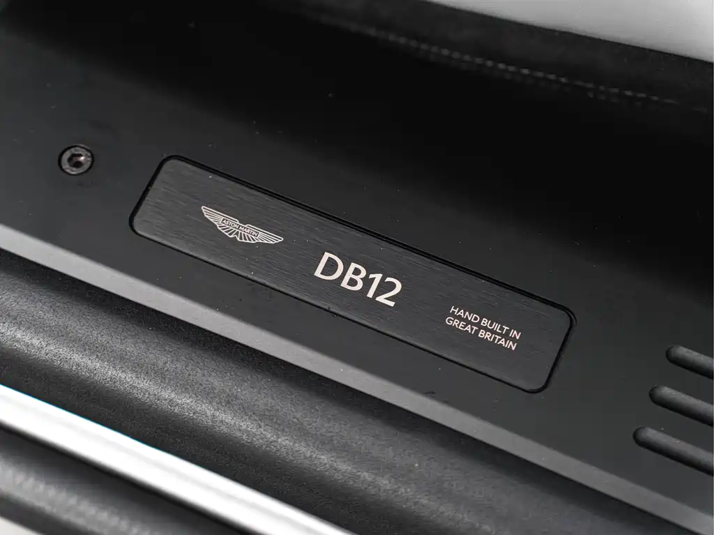 Aston Martin DB12 — фото 20