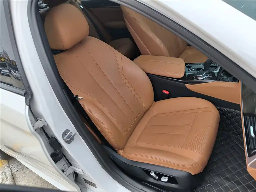 BMW 5 Series 2018 — фото 20