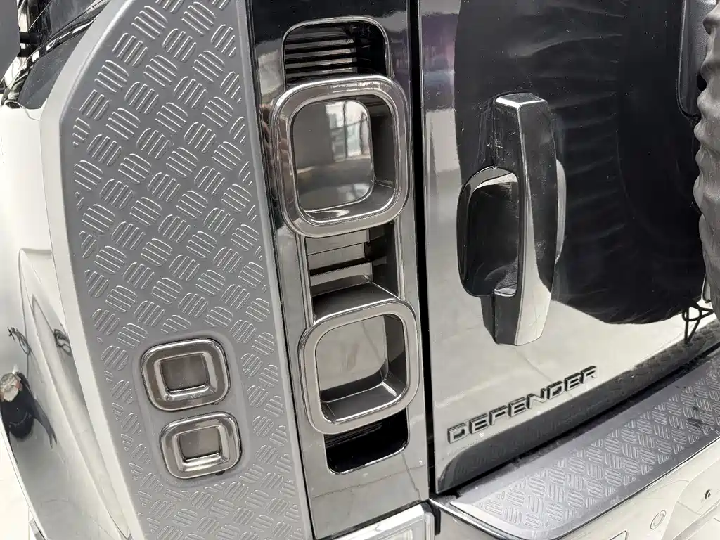 Land Rover Defender 2022 — фото 15