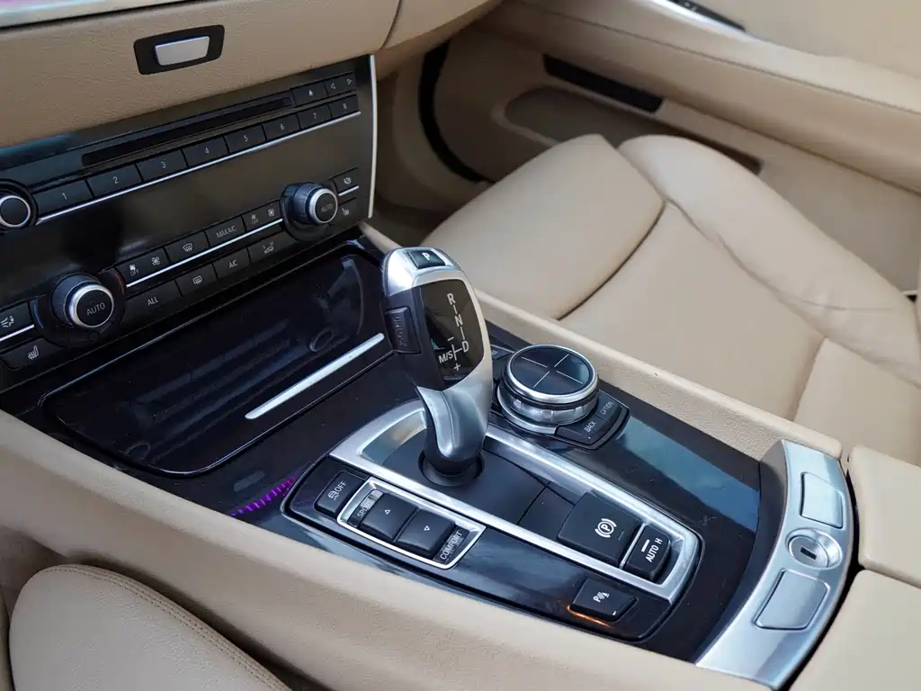BMW 5 Series GT 2013 — фото 22