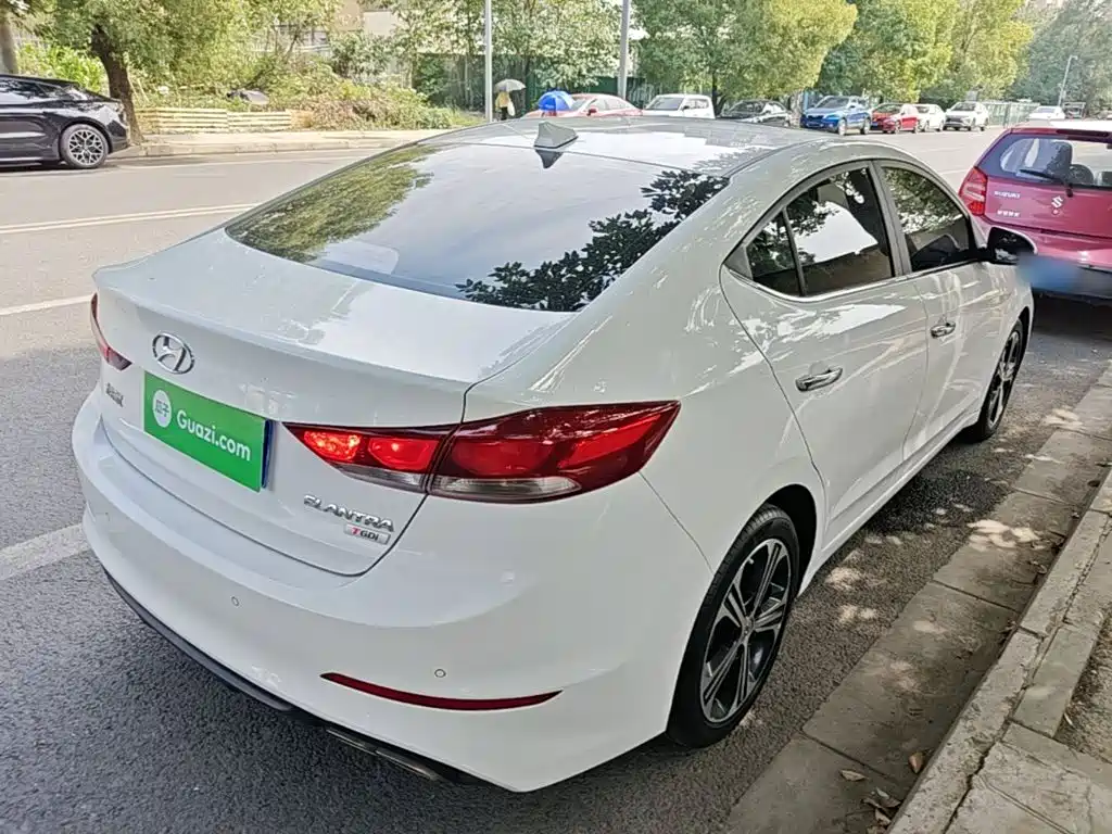 Hyundai Elantra 2018 — фото 7