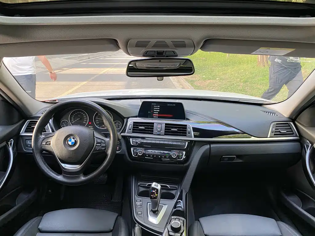 BMW 3 Series 2018 — фото 6