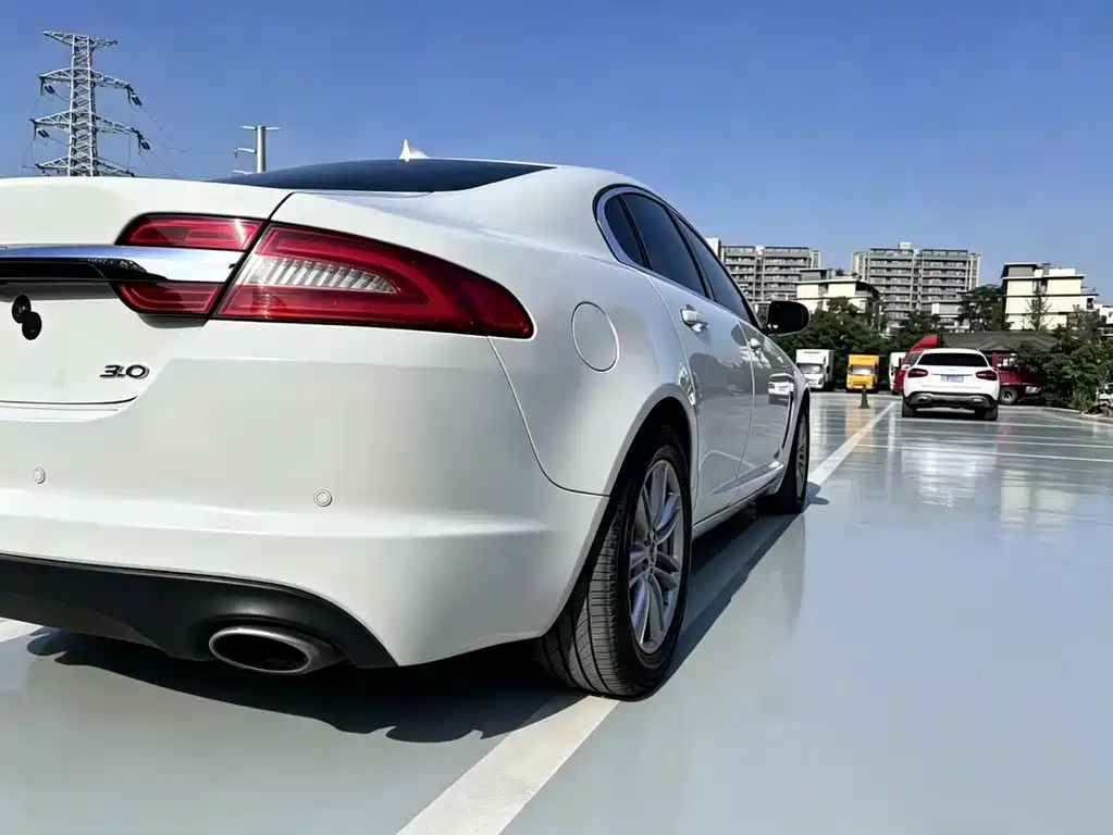 Jaguar XF 2015 — фото 8