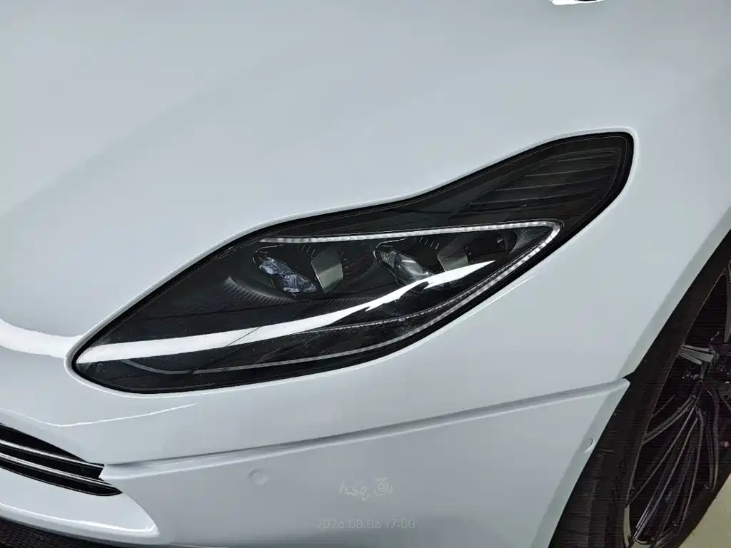 Aston Martin DB11 2018 — фото 11