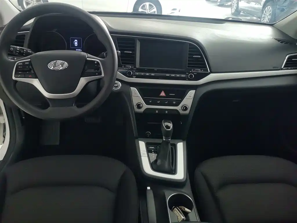 Hyundai Elantra 2018 — фото 10