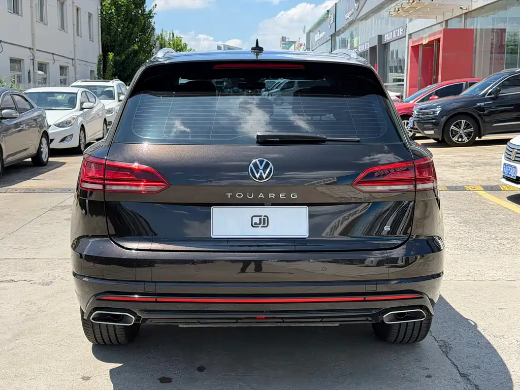 Volkswagen Touareg 2023 — фото 11