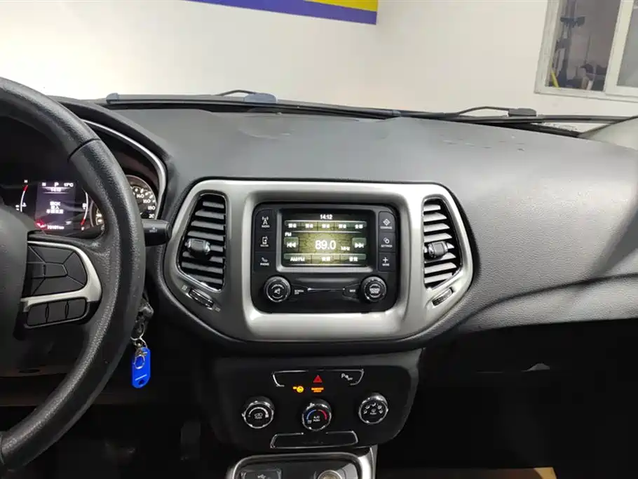 Jeep Compass 2017 — фото 13