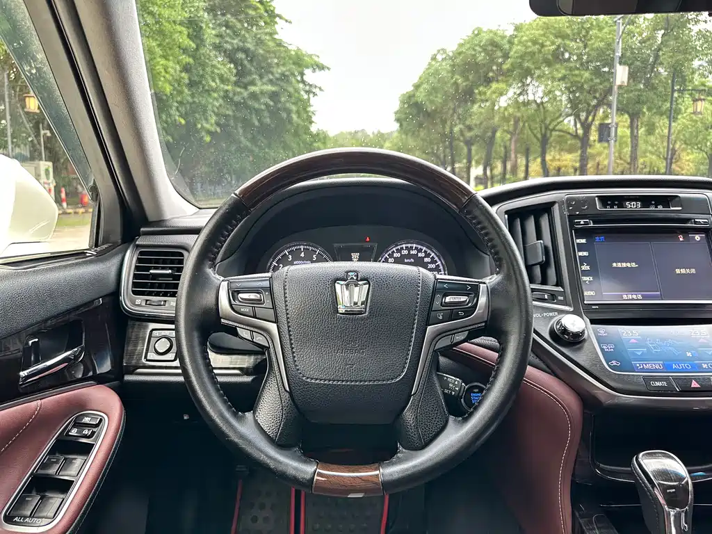 Toyota Crown 2017 — фото 9