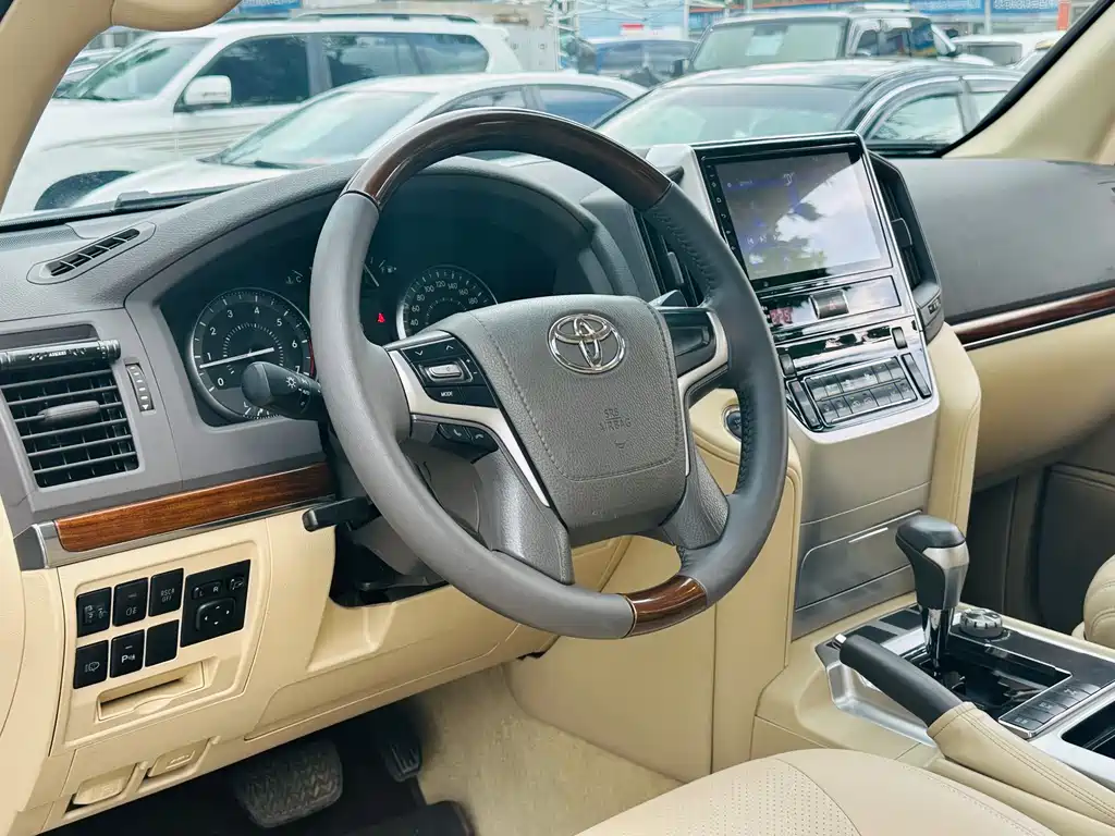 Toyota Land Cruiser 2017 — фото 9
