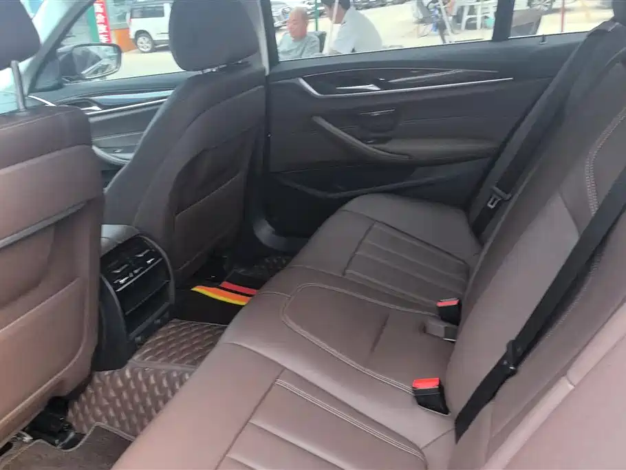 BMW 5 Series 2019 — фото 11
