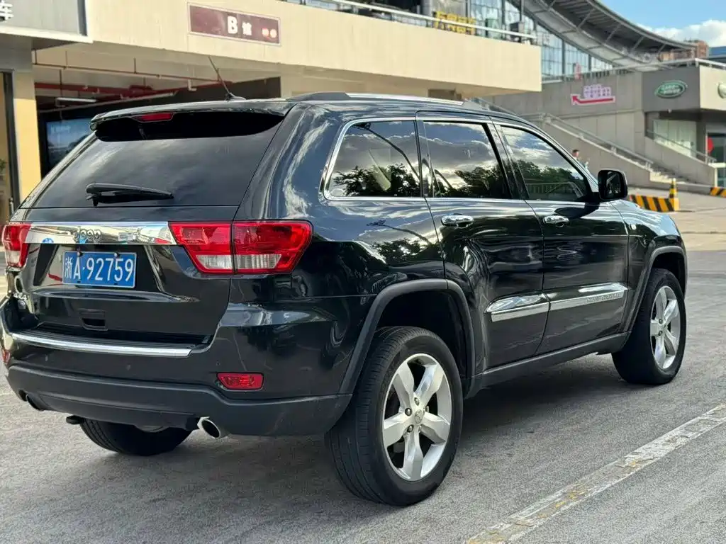 Jeep Grand Cherokee 2011 — фото 15