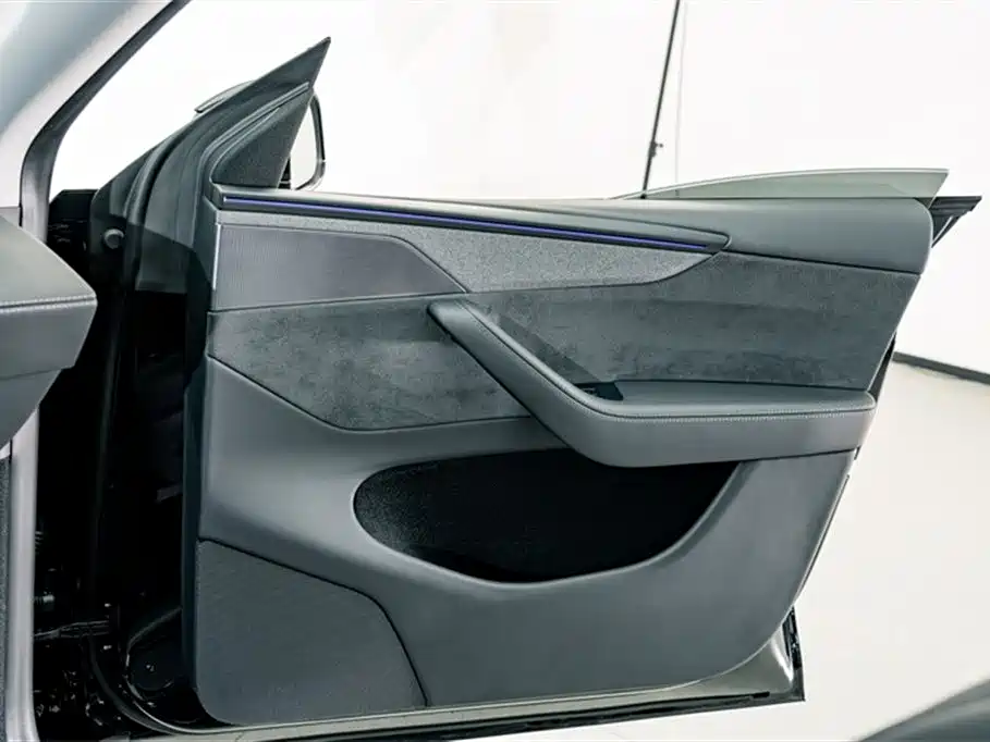 Tesla Model Y 2025 — фото 14