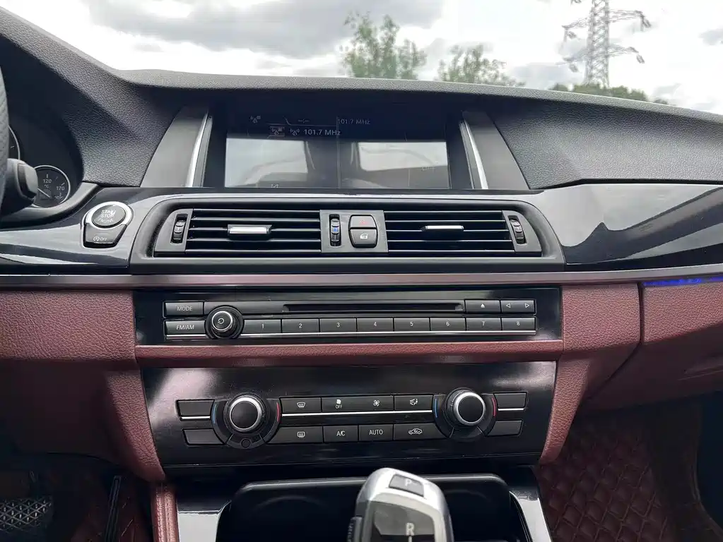 BMW 5 Series 2015 — фото 13
