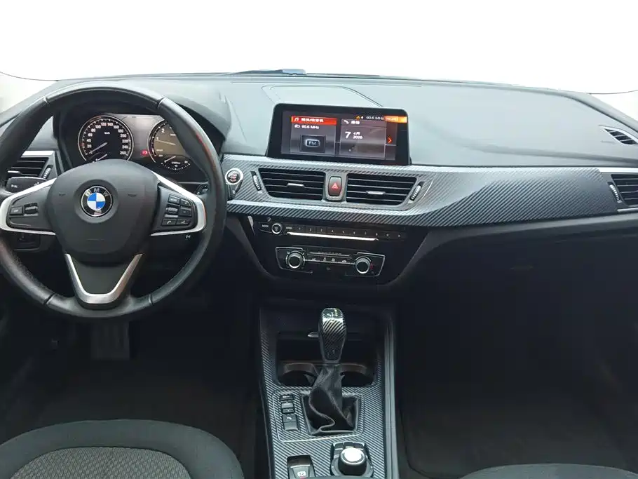 BMW 1 Series 2018 — фото 11