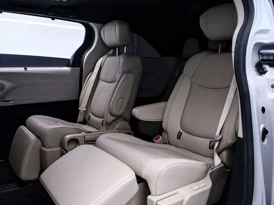 Toyota Sienna 2023 — фото 18