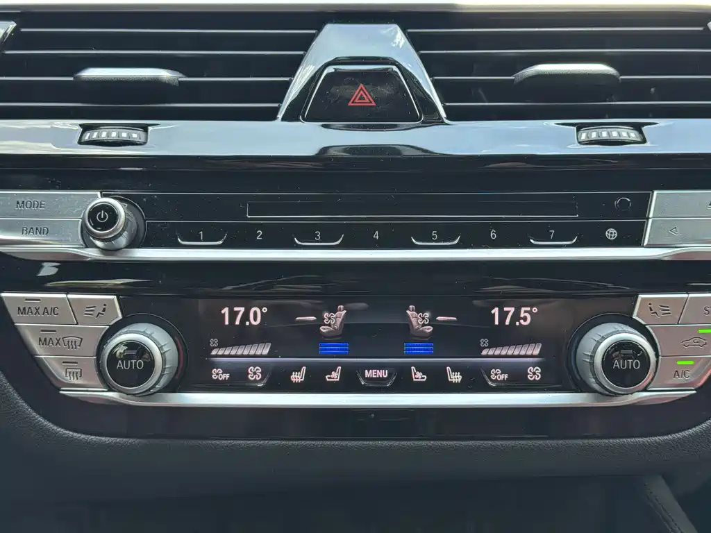 BMW 5 Series 2018 — фото 15