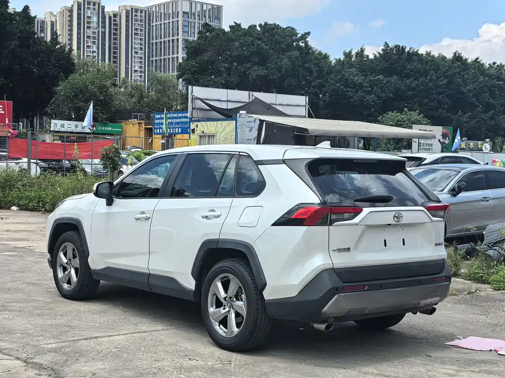 Toyota RAV4 2021 — фото 13