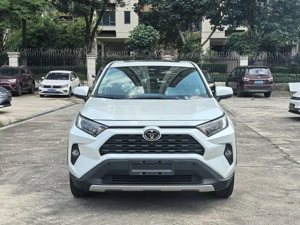 Toyota RAV4 2021 — фото 2