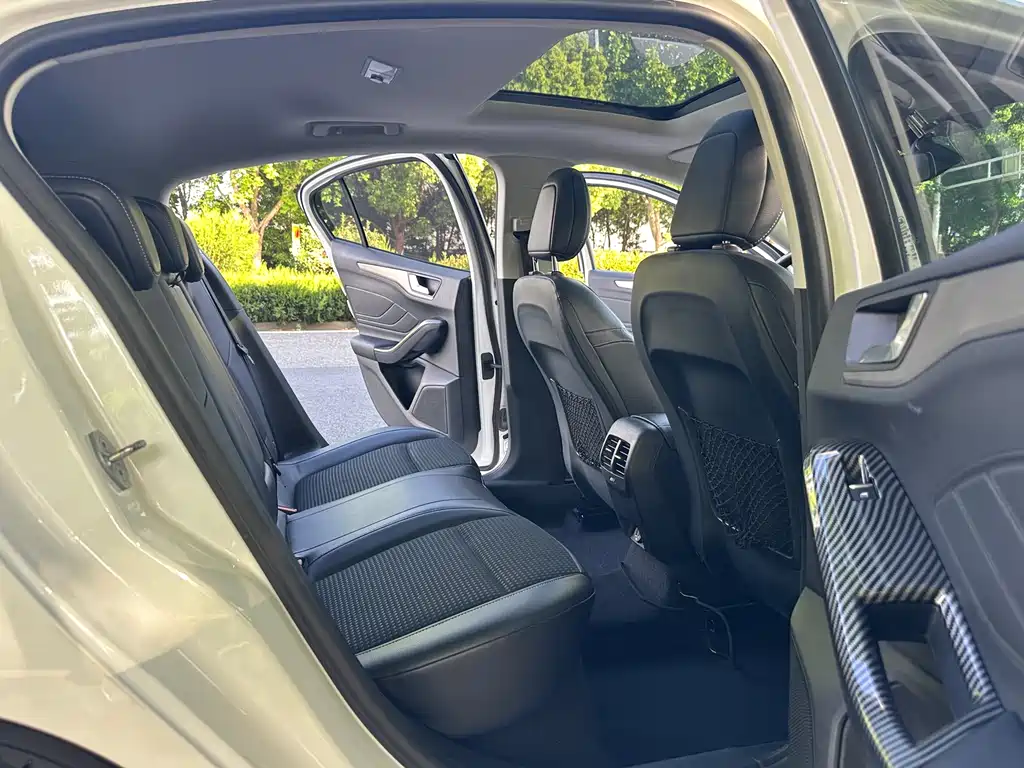 Ford Focus 2019 — фото 11