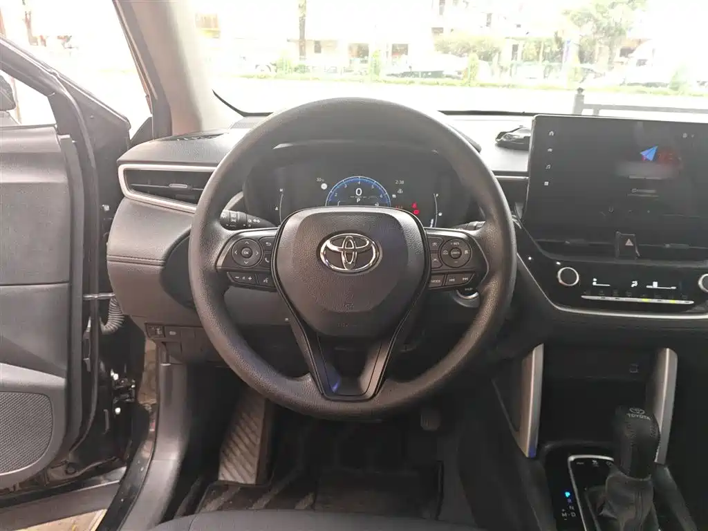 Toyota Corolla Cross 2023 — фото 11