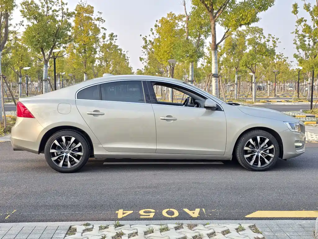 Volvo S60 2018 — фото 8