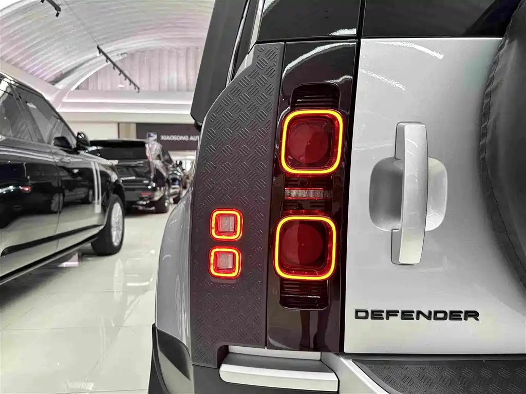Land Rover Defender 2020 — фото 35