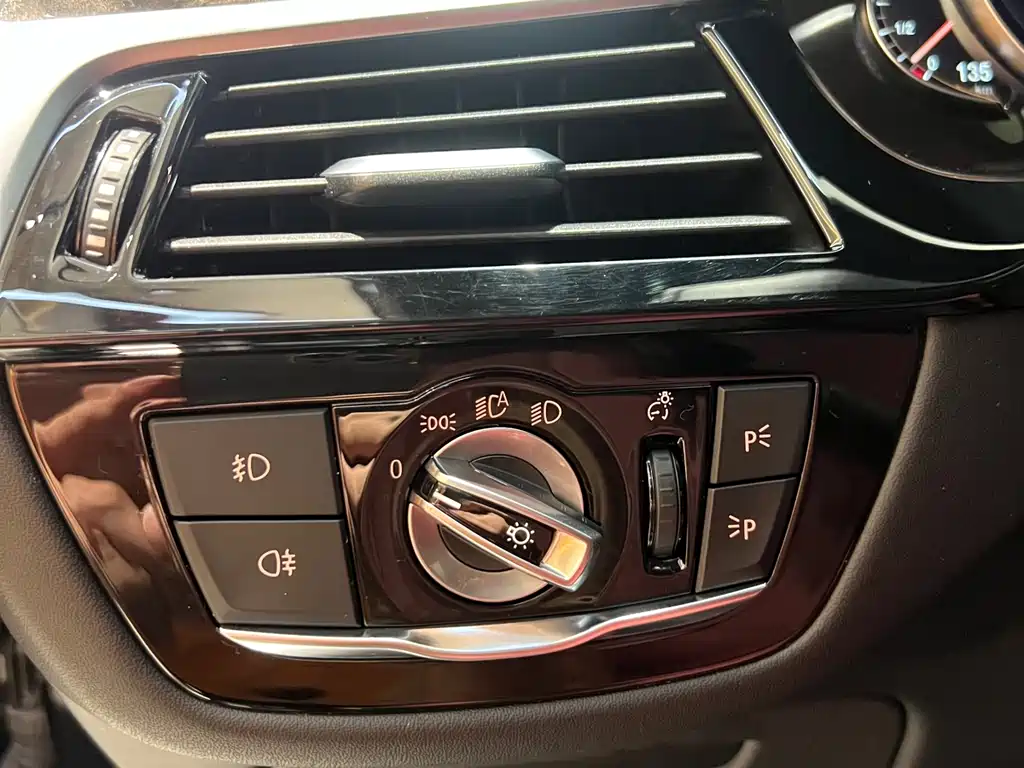 BMW 5 Series 2018 — фото 18