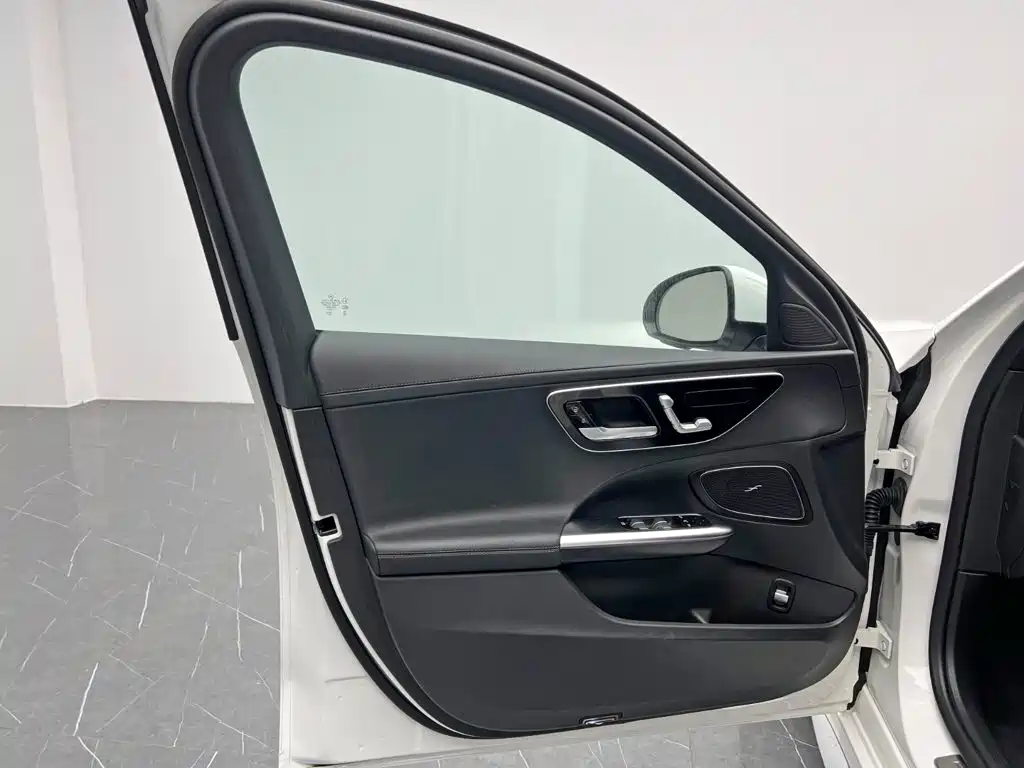 Mercedes-Benz C-Class 2024 — фото 12