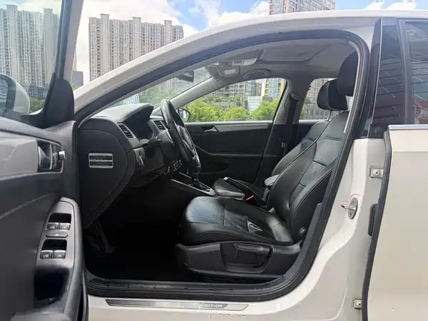 Volkswagen Sagitar 2015